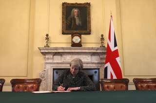 Theresa May signe la lettre officielle qui déclenche le Brexit