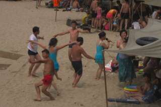 Danse, karaoké et palourdes à l'essence, les Nord-Coréens s'éclatent à la plage