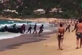 Le quotidien des migrants a rencontré celui des touristes sur cette plage espagnole