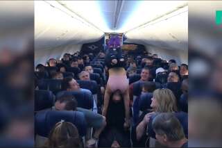 Leur vol a du retard alors ils font du yoga acrobatique entre les passagers