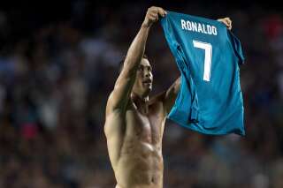 Cristiano Ronaldo moque Lionel Messi en montrant son maillot en finale aller de la Supercoupe d'Espagne