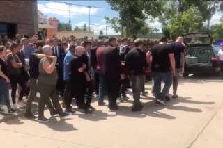 Le cercueil d'Emiliano Sala porté par ses proches lors d'un dernier hommage