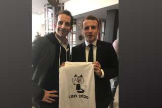 À Angoulême, Macron prend la pose avec un tee-shirt dénonçant les violences policières