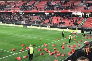 Valenciennes-Lens: vaincus, des supporters lensois jettent leurs sièges sur la pelouse