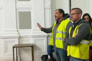 Des gilets jaunes s'incrustent à la mairie de Pau pour voir Bayrou