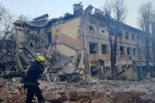Guerre en Ukraine: Les forces russes visent Dnipro, Kiev encerclée