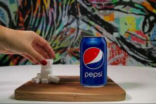 En fait, Pepsi va enlever l'équivalent de deux morceaux de sucre de ses canettes