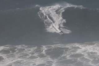 Les images de Justine Dupont surfant la vague de Nazaré, haute de 30 mètres et l'une des plus hautes du monde
