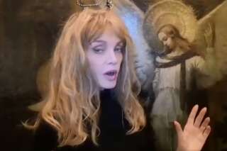 Arielle Dombasle célèbre Halloween et la Toussaint dans une vidéo psychédélique