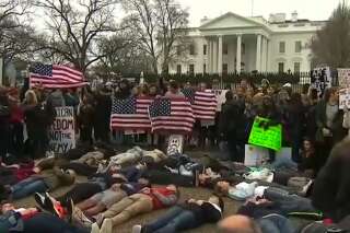 Des étudiants s'allongent devant la Maison Blanche pour symboliser les victimes des tueries de masse
