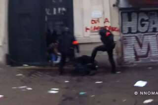 Cette vidéo montrant des policiers frapper un manifestant indigne l'opposition