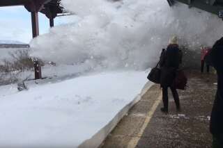 Quand un train arrive à pleine vitesse dans un tas de neige après la tempête vers New York