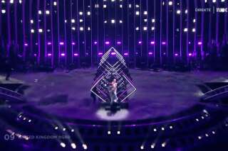 Eurovision 2018: un homme surgit sur la scène et arrache le micro de la candidate du Royaume-Uni