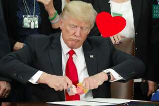 Donald Trump galérant avec son stylo vaut le détour(nement)