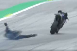 En MotoGP, un pilote saute de sa moto qui s'écrase dans le décor
