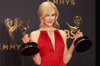 Emmy Awards 2017: Soit Nicole Kidman a eu un problème de chaussure, soit elle veut lancer une mode
