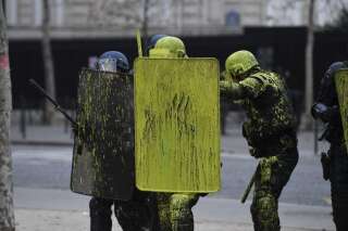 Sur les Champs-Élysées, les gilets jaunes aspergent les policiers de peinture jaune