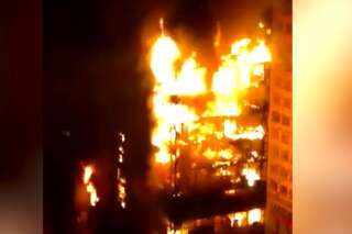 Une tour en flammes s'effondre au cœur de Sao Paulo
