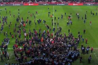 Ligue 1: des supporters envahissent la pelouse de Lille et s'en prennent aux joueurs