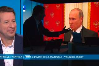 Imperturbable, Yannick Jadot continue son interview sur un plateau télé plongé dans le noir