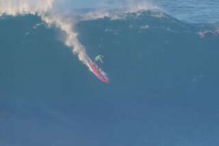 Voilà à quoi ressemble une compétition de surf sur l'énorme vague de Nazaré au Portugal