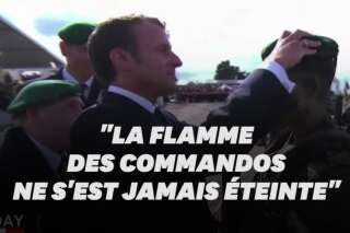 Macron et un vétéran du comando Kieffer remettent le symbolique béret vert a un jeune soldat