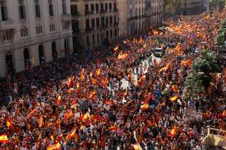 Catalogne: Des centaines de milliers d'anti-indépendance à Barcelone, Rajoy menace de suspendre l'autonomie