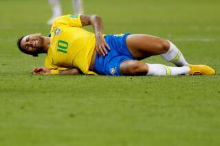 Neymar se moque de ses chutes pendant la Coupe du monde (et annonce qu'il reste au PSG)