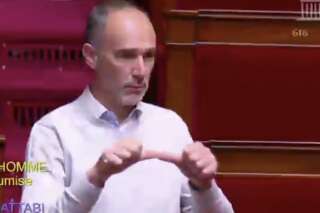Loïc Prud'homme s'exprime en langue des signes pour alerter sur le sort des malentendants