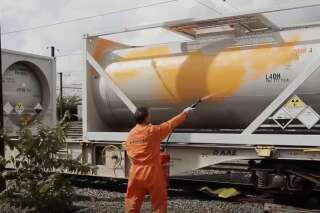 Greenpeace repeint un train transportant des déchets radioactifs