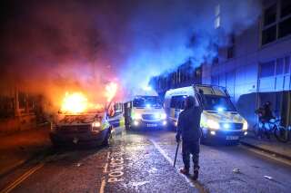Angleterre: une manifestation dégénère à Bristol, des fourgons de police brûlés