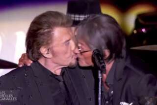 Jacques Dutronc embrasse Johnny Hally­day sur la bouche en plein concert des Vieilles Canailles