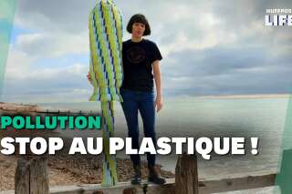 Elle crée un tampon géant pour que les marques de protection intime arrêtent le plastique