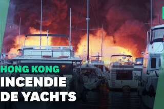 À Hong Kong, un incendie impressionnant embrase un port de plaisance