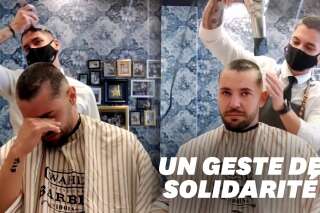 Ce coiffeur se rase la tête en solidarité avec son collègue et ami atteint d'un cancer