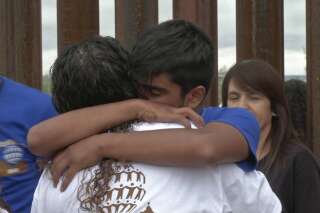 À la frontière États-Unis-Mexique, ces familles séparées ont eu 4 minutes pour s'enlacer