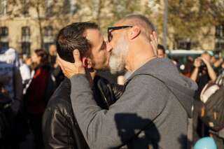 Contre La Manif pour tous, un kiss-in géant à République