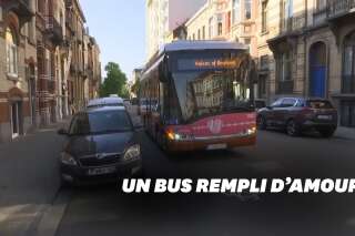 Confinement: en Belgique, ce bus diffuse les messages des proches