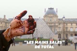 Des militants écologistes anti-Total peignent la pyramide du Louvre