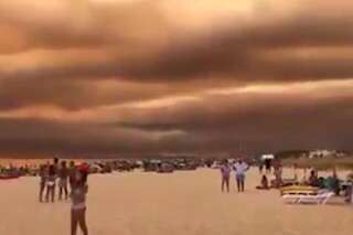 Au Portugal, les fumées de l'incendie obscurcissent le ciel au-dessus des plages touristiques