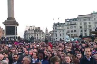 Bouquets, bougies et silence à Trafalgar Square en hommage aux victimes de l'attentat de Londres