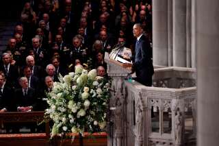 Obama livre un hommage à son ancien adversaire John McCain, 