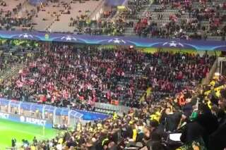 Dortmund - Monaco: Le beau réflexe des supporters de Monaco dans les tribunes après l'annonce des explosions à Dortmund