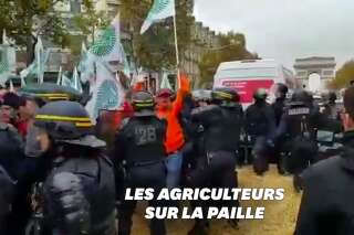 Des agriculteurs bloquent les Champs-Élysées et demandent à rencontrer Macron
