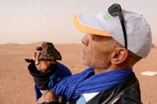 Mieux que chercheur d'or, chasseur de météorite dans le désert marocain