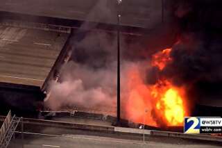 Les images impressionnantes d'un pont en flammes qui s'effondre en plein Atlanta