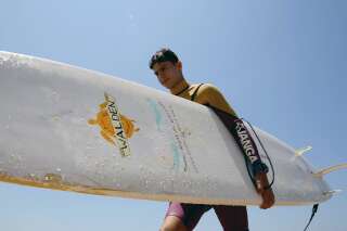 Un Syrien réfugié au Liban découvre la mer et se passionne pour le surf