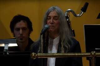 Mandatée par Bob Dylan pour recevoir son prix Nobel de littérature, Pattie Smith doit s'interrompre, submergée par l'émotion