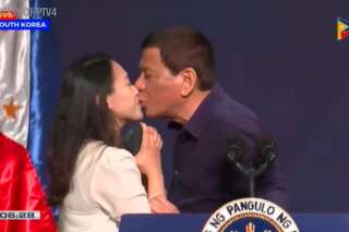 Rodrigo Duterte, le président philippin, fait monter une femme à la tribune et l'embrasse