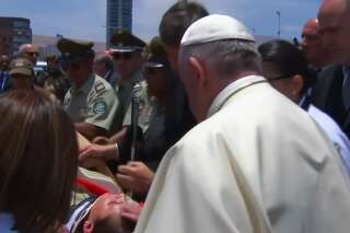 Le pape François descend de sa papamobile pour aider une policière tombée de cheval